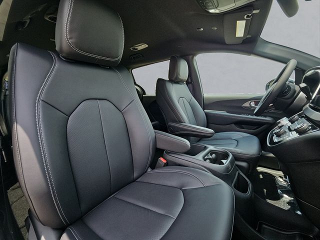 2025 Chrysler Voyager LX - Photo 31