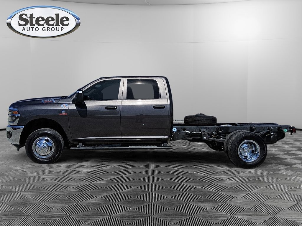 New 2026 Ram 3500 Chassis Cab TRADESMAN CREW 4X4 60' CA Pickup