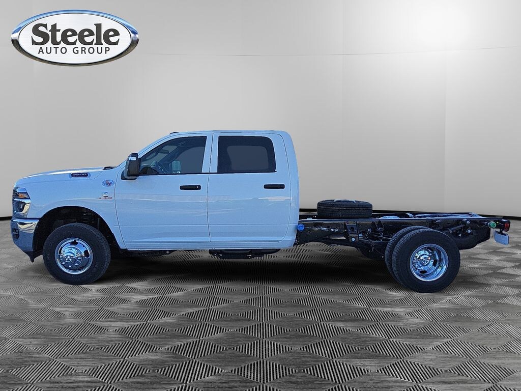 New 2026 Ram 3500 Chassis Cab TRADESMAN CREW 4X4 60' CA Pickup