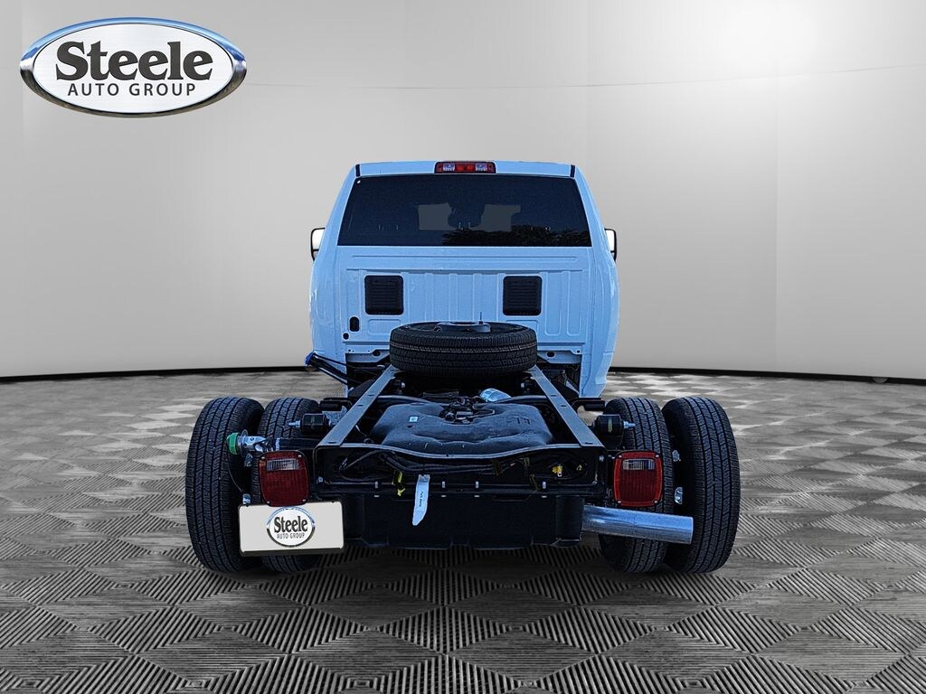 New 2026 Ram 3500 Chassis Cab TRADESMAN CREW 4X4 60' CA Pickup