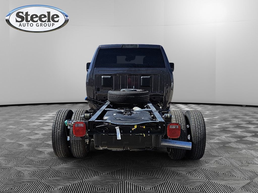 New 2026 Ram 3500 Chassis Cab TRADESMAN CREW 4X4 60' CA Pickup