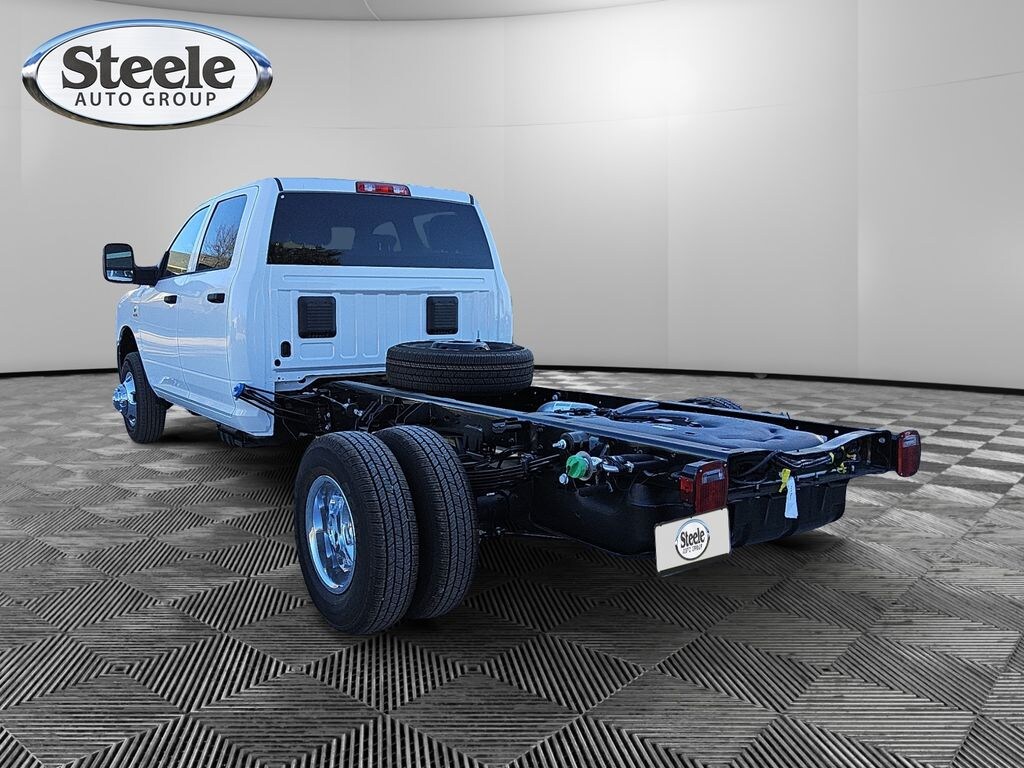 New 2026 Ram 3500 Chassis Cab TRADESMAN CREW 4X4 60' CA Pickup