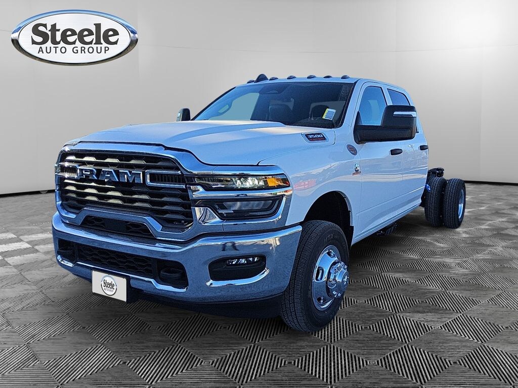 New 2026 Ram 3500 Chassis Cab TRADESMAN CREW 4X4 60' CA Pickup