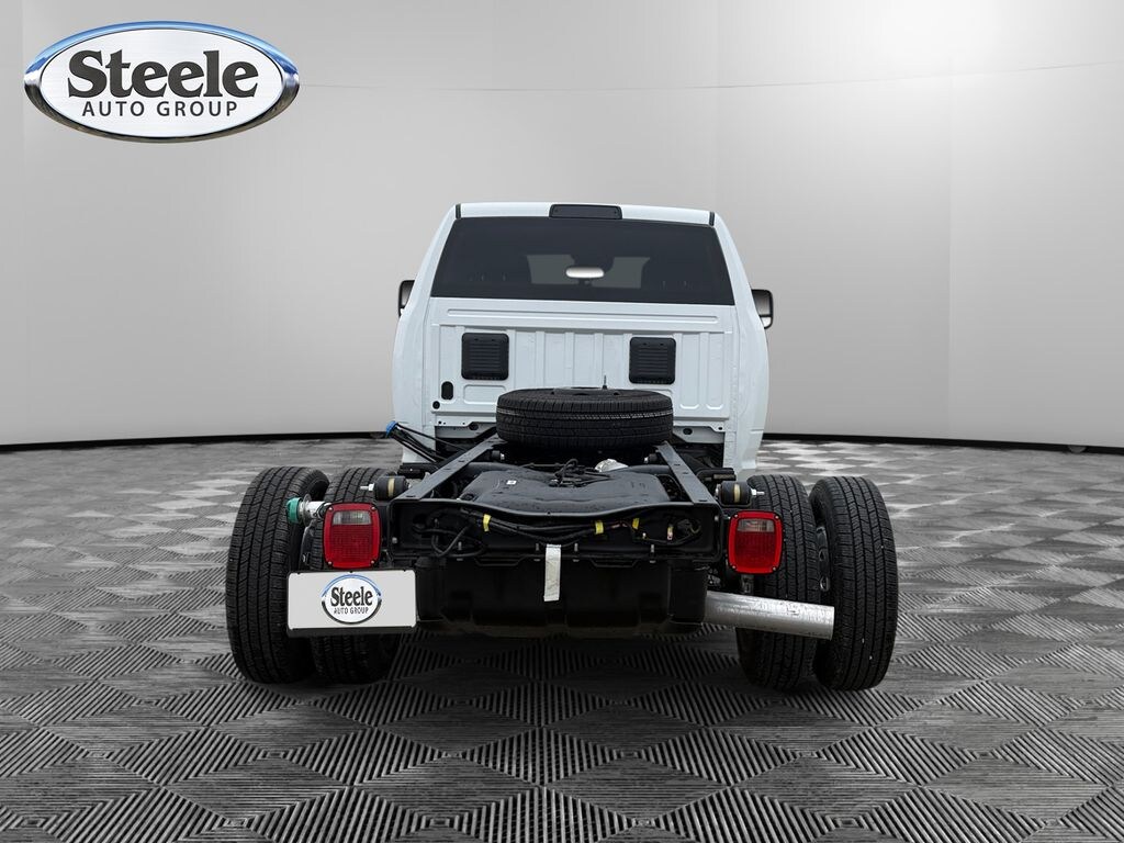 New 2026 Ram 3500 Chassis Cab TRADESMAN CREW 4X4 60' CA Pickup
