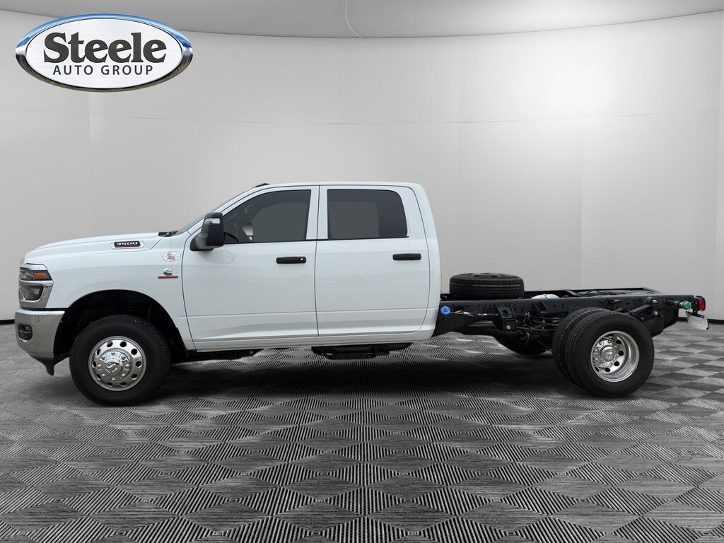 New 2026 Ram 3500 Chassis Cab TRADESMAN CREW 4X4 60' CA Pickup