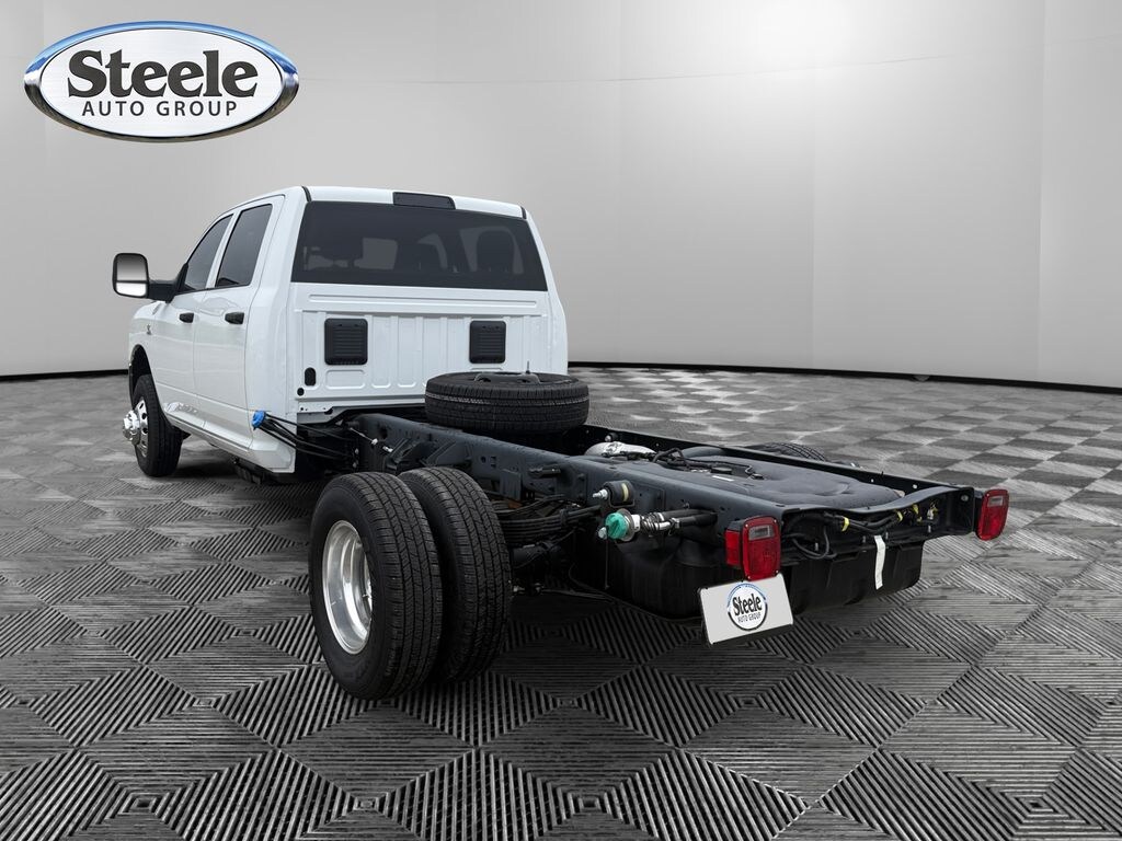 New 2026 Ram 3500 Chassis Cab TRADESMAN CREW 4X4 60' CA Pickup