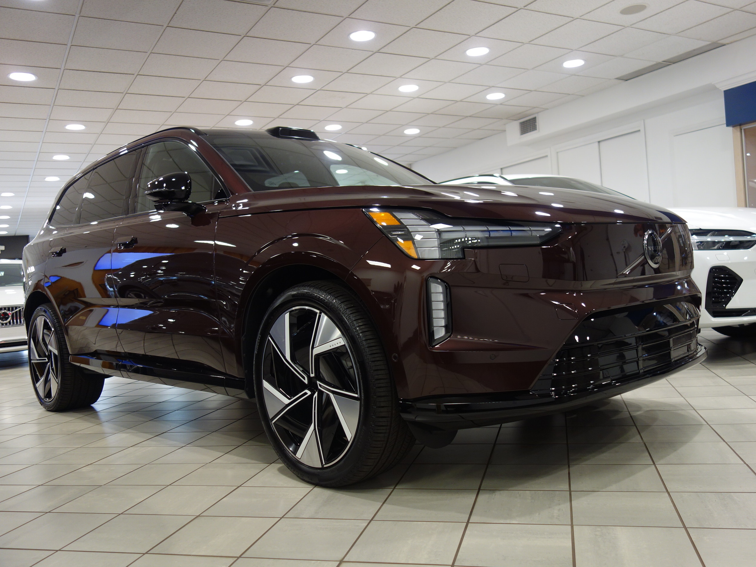 new 2025 Volvo EX90 car, priced at $90,140