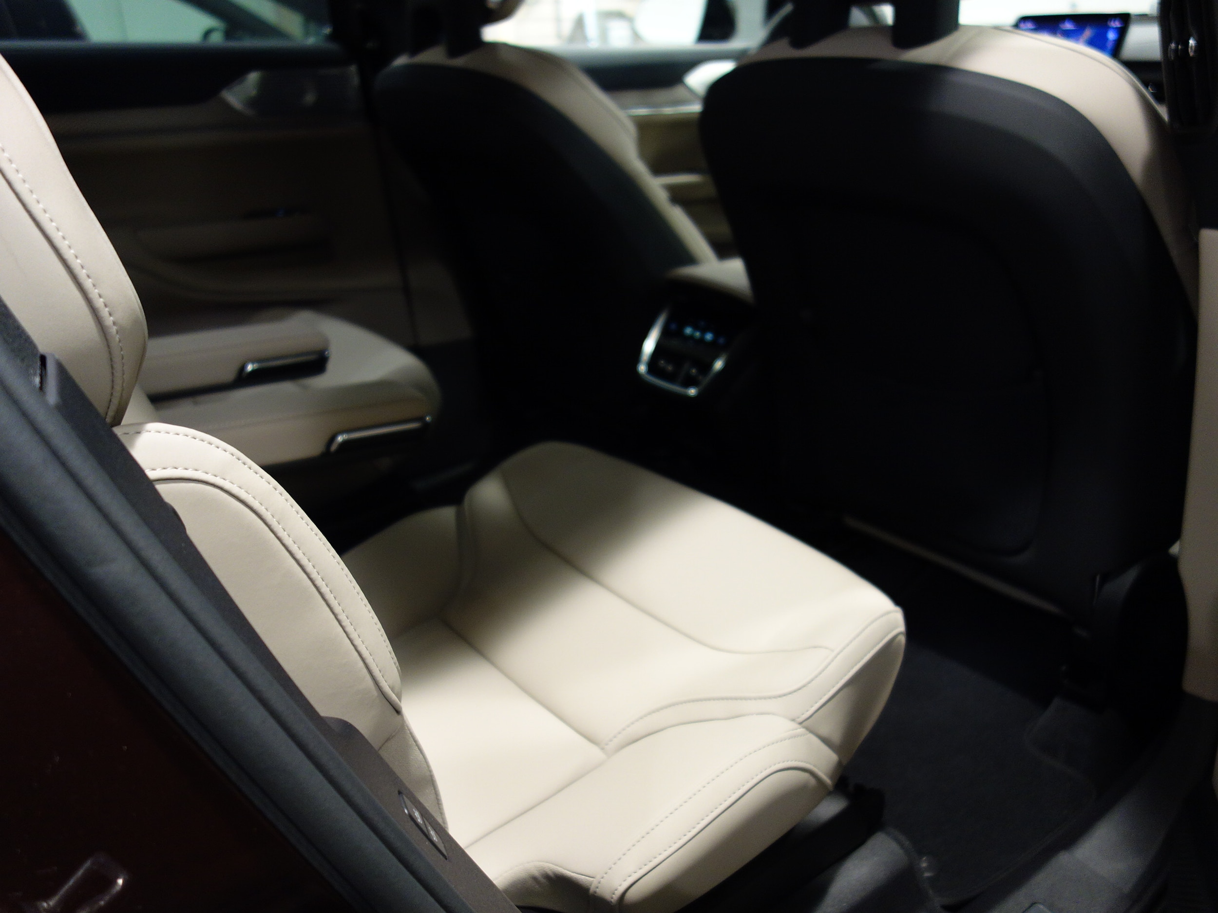 new 2025 Volvo EX90 car, priced at $90,140