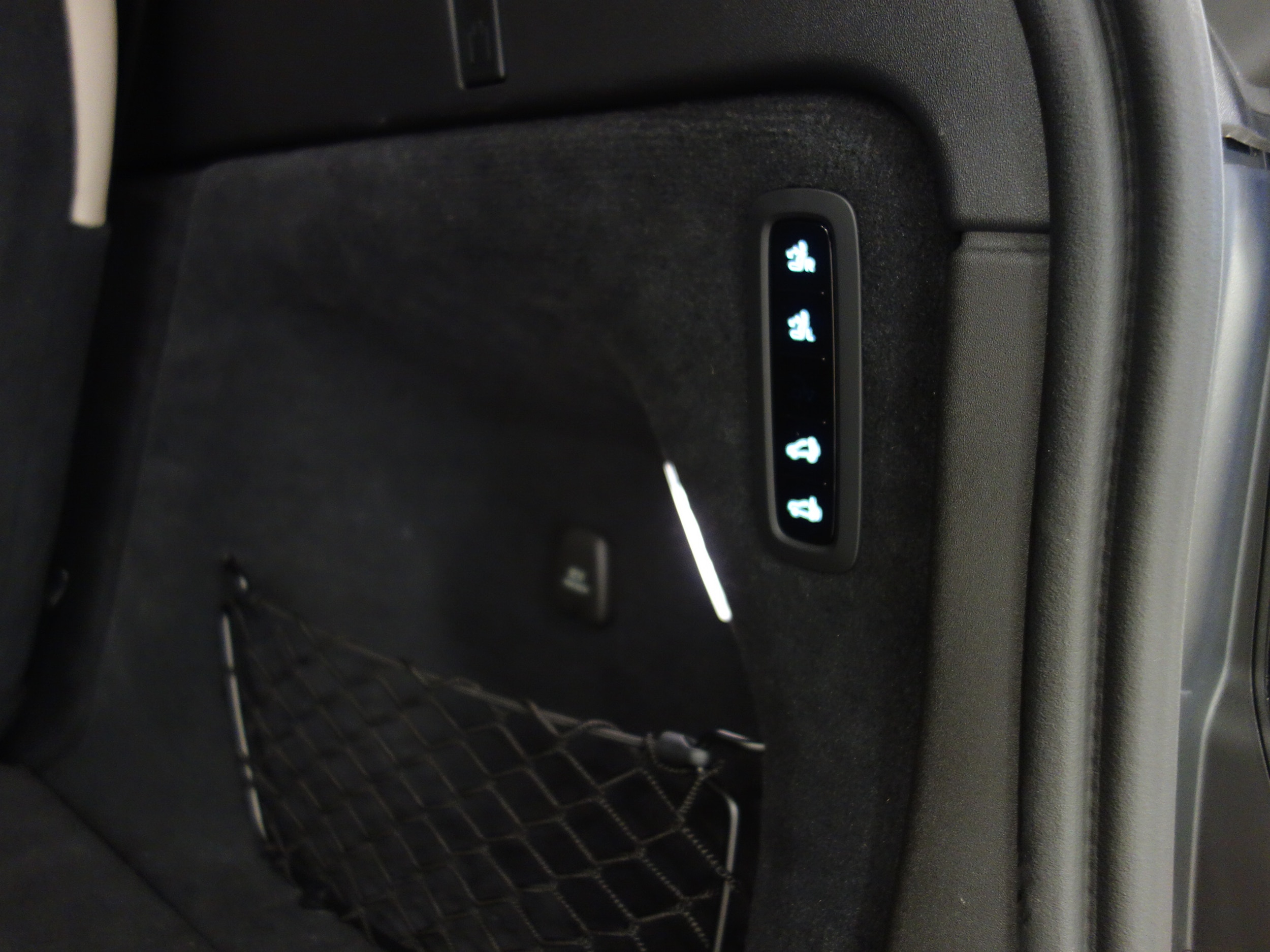 new 2025 Volvo EX90 car, priced at $90,140