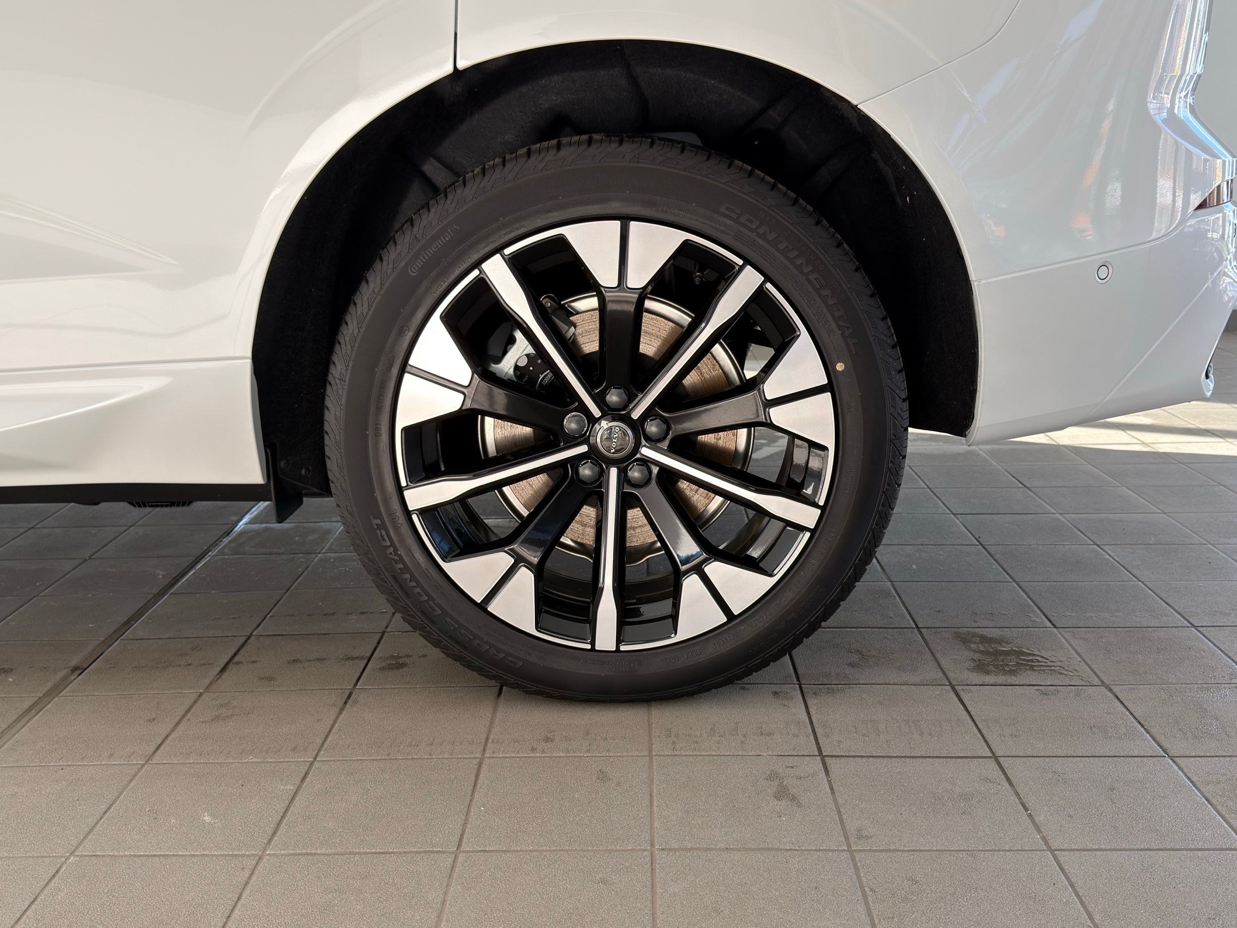 new 2026 Volvo XC60 plug-in hybrid car, priced at $69,285