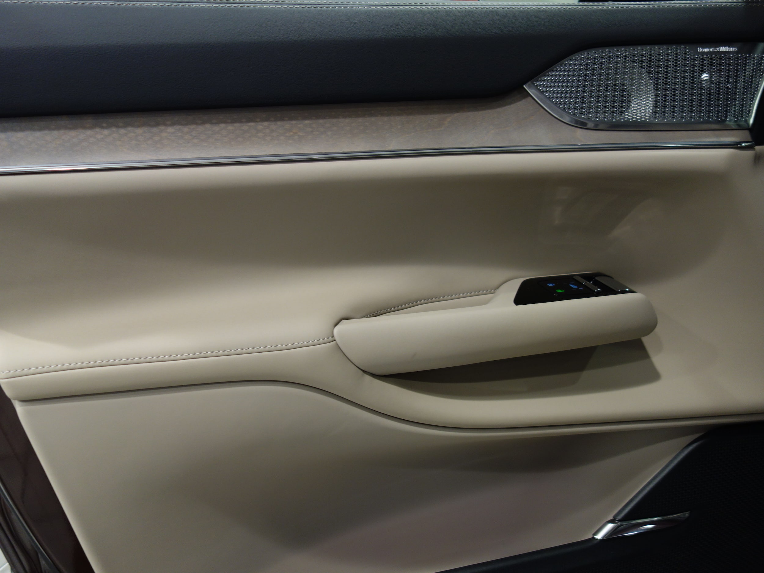 new 2025 Volvo EX90 car, priced at $90,140