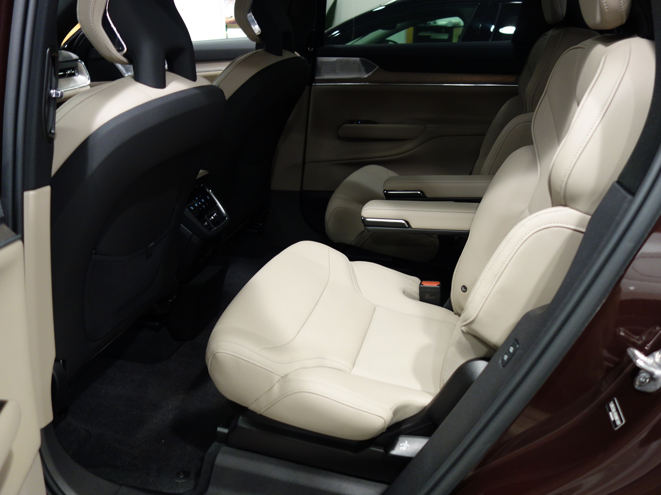 new 2025 Volvo EX90 car, priced at $90,140