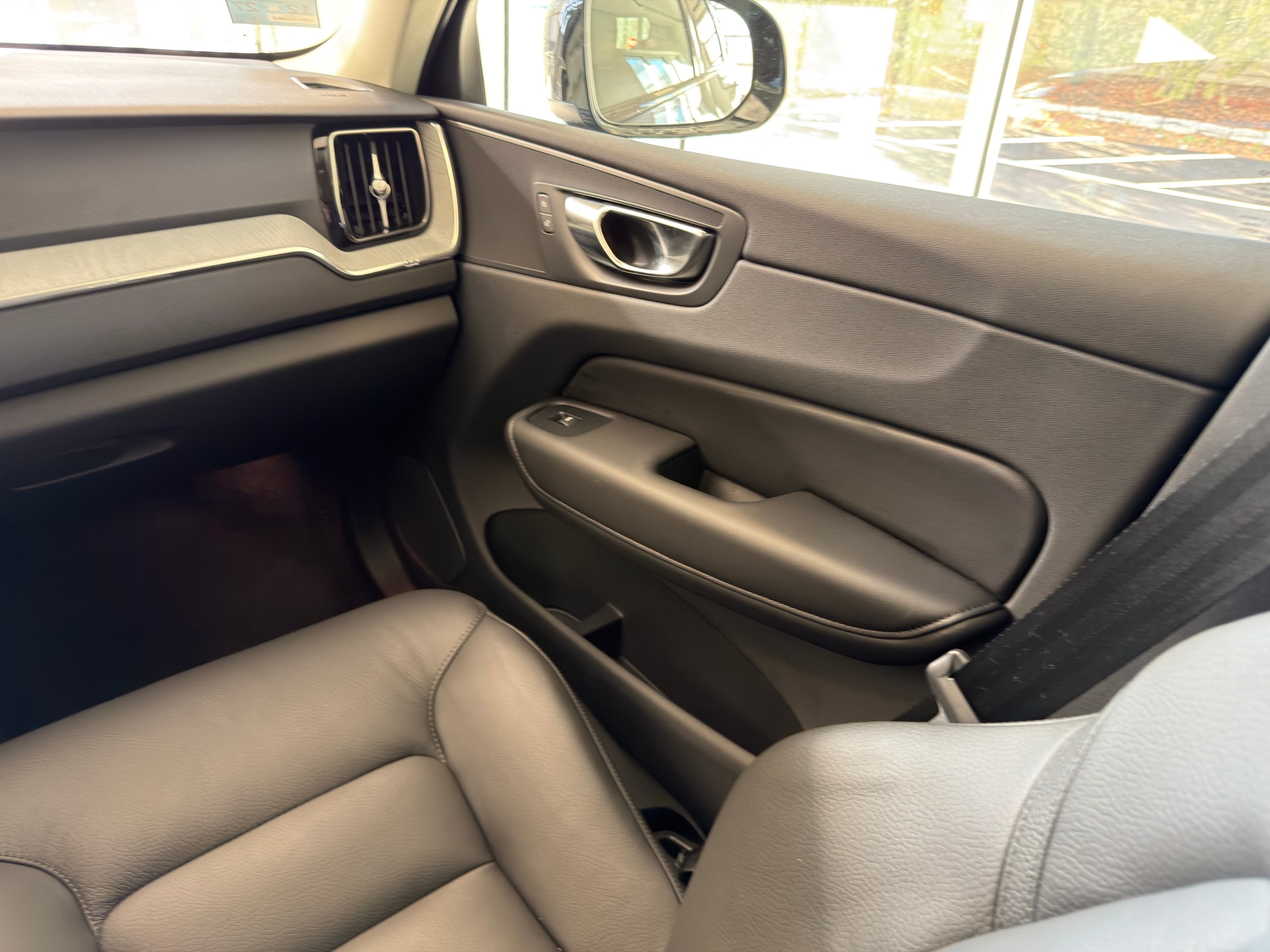 used 2025 Volvo XC60 car, priced at $41,700