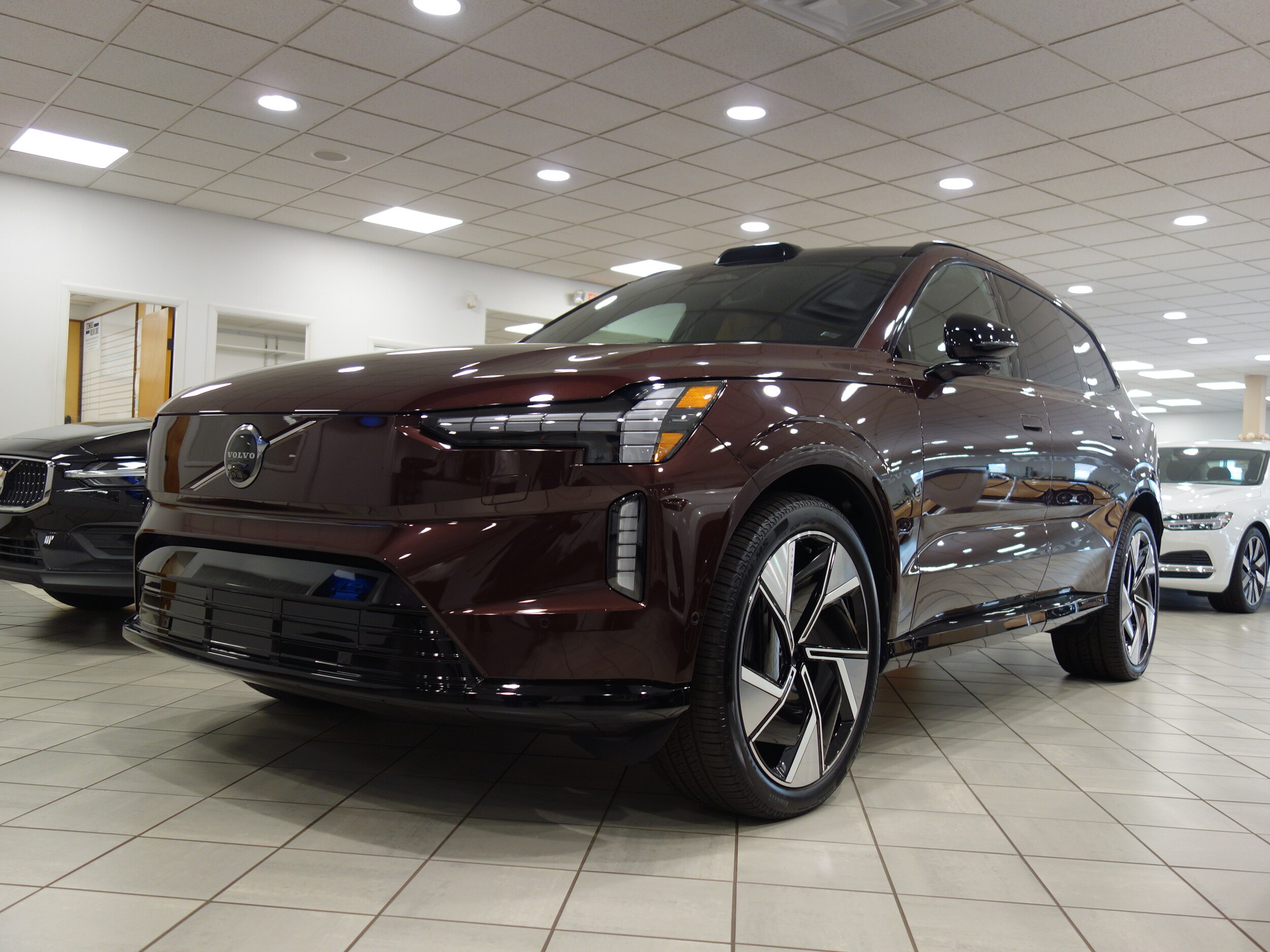 new 2025 Volvo EX90 car, priced at $90,140