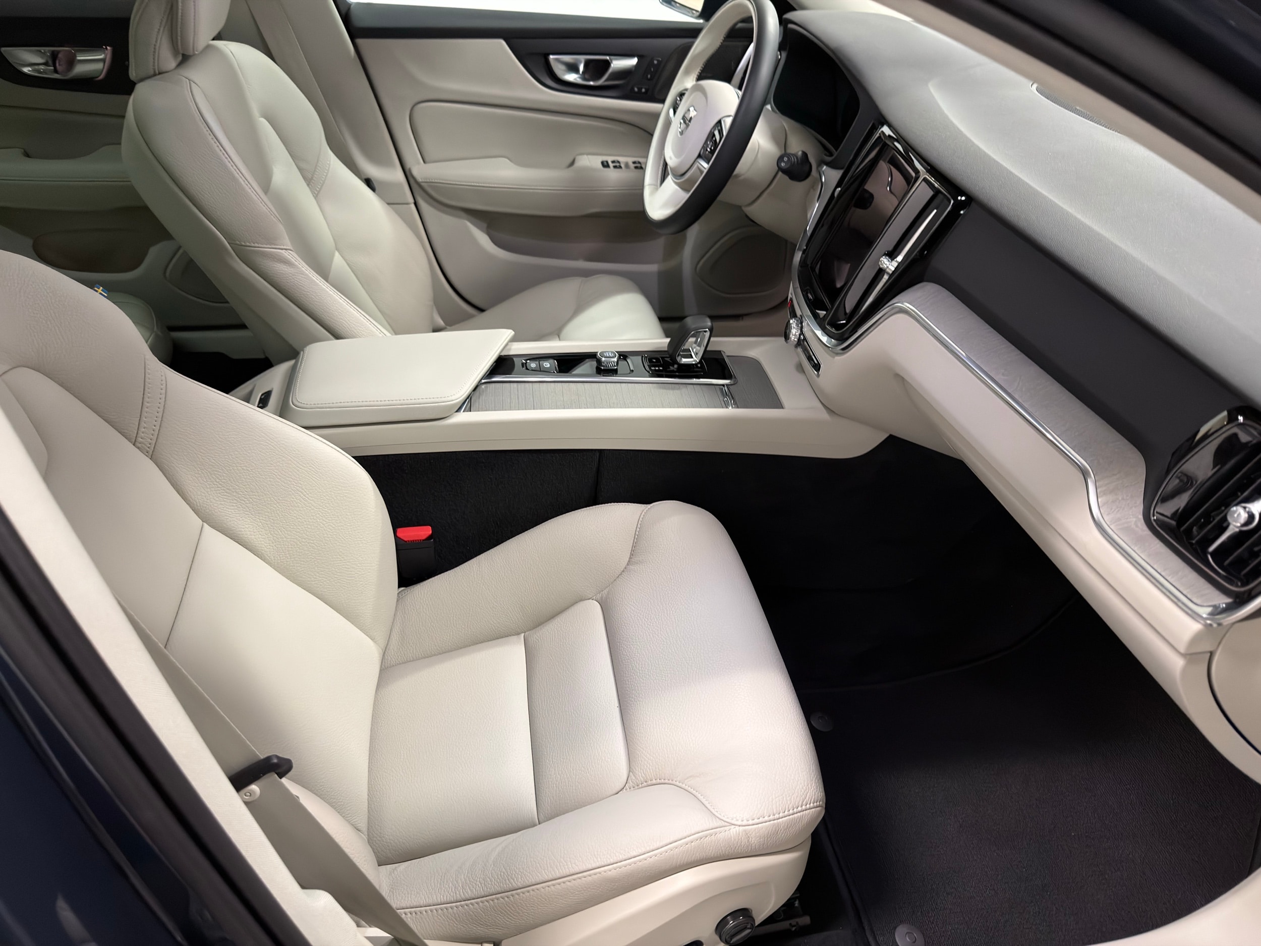 used 2025 Volvo V60 Cross Country car, priced at $41,500