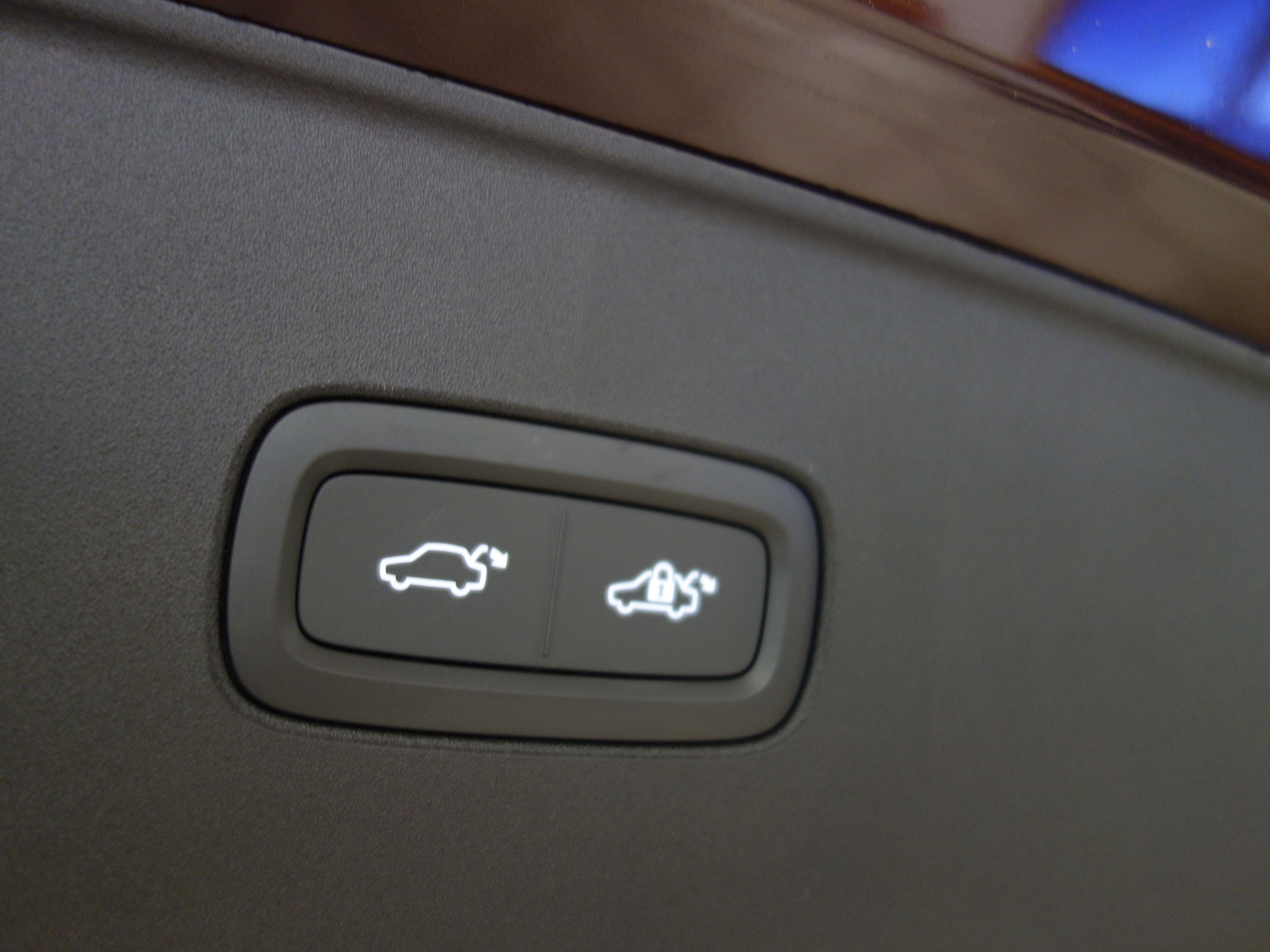 new 2025 Volvo EX90 car, priced at $90,140