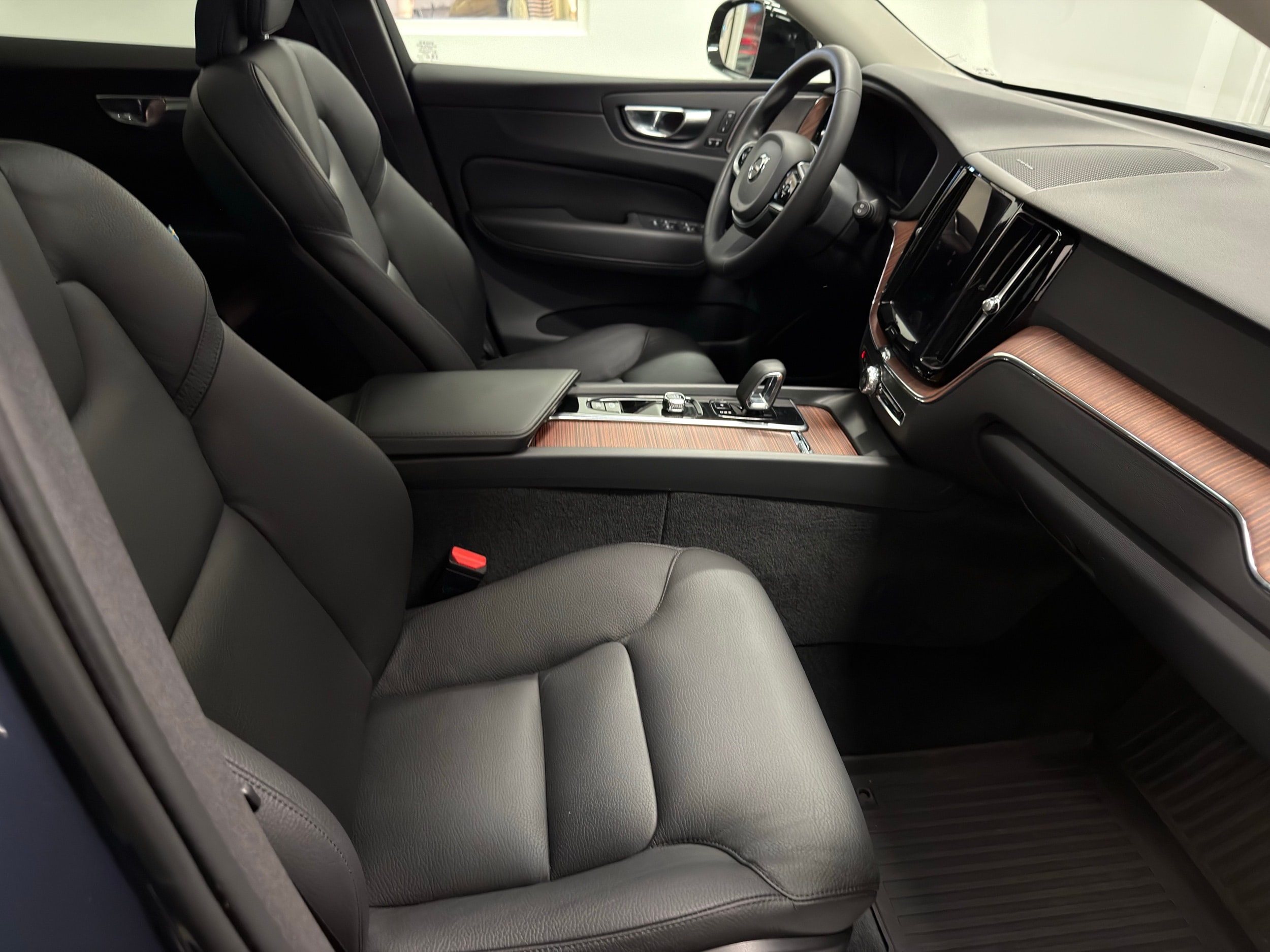 used 2023 Volvo XC60 car, priced at $39,500