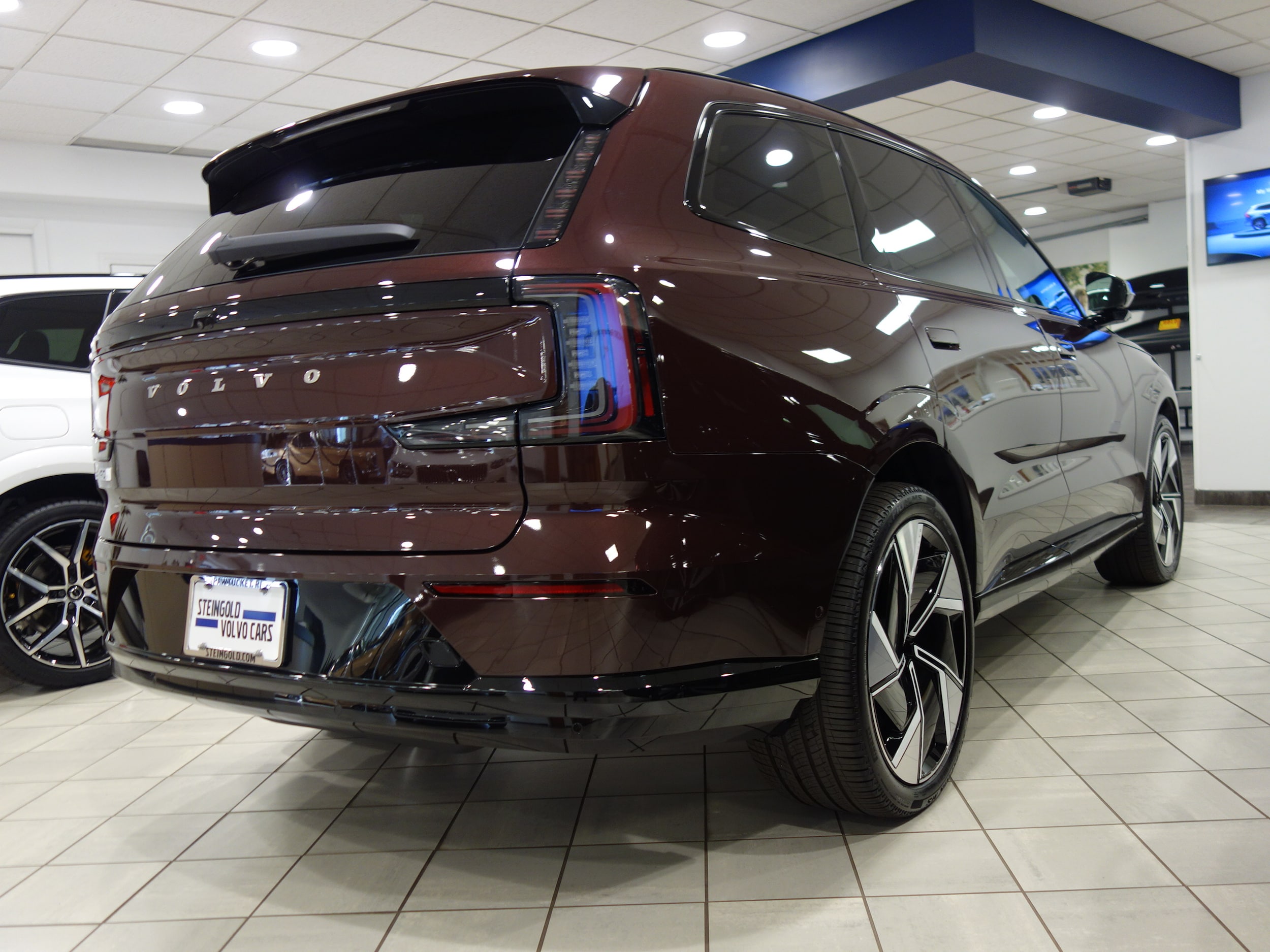 new 2025 Volvo EX90 car, priced at $90,140