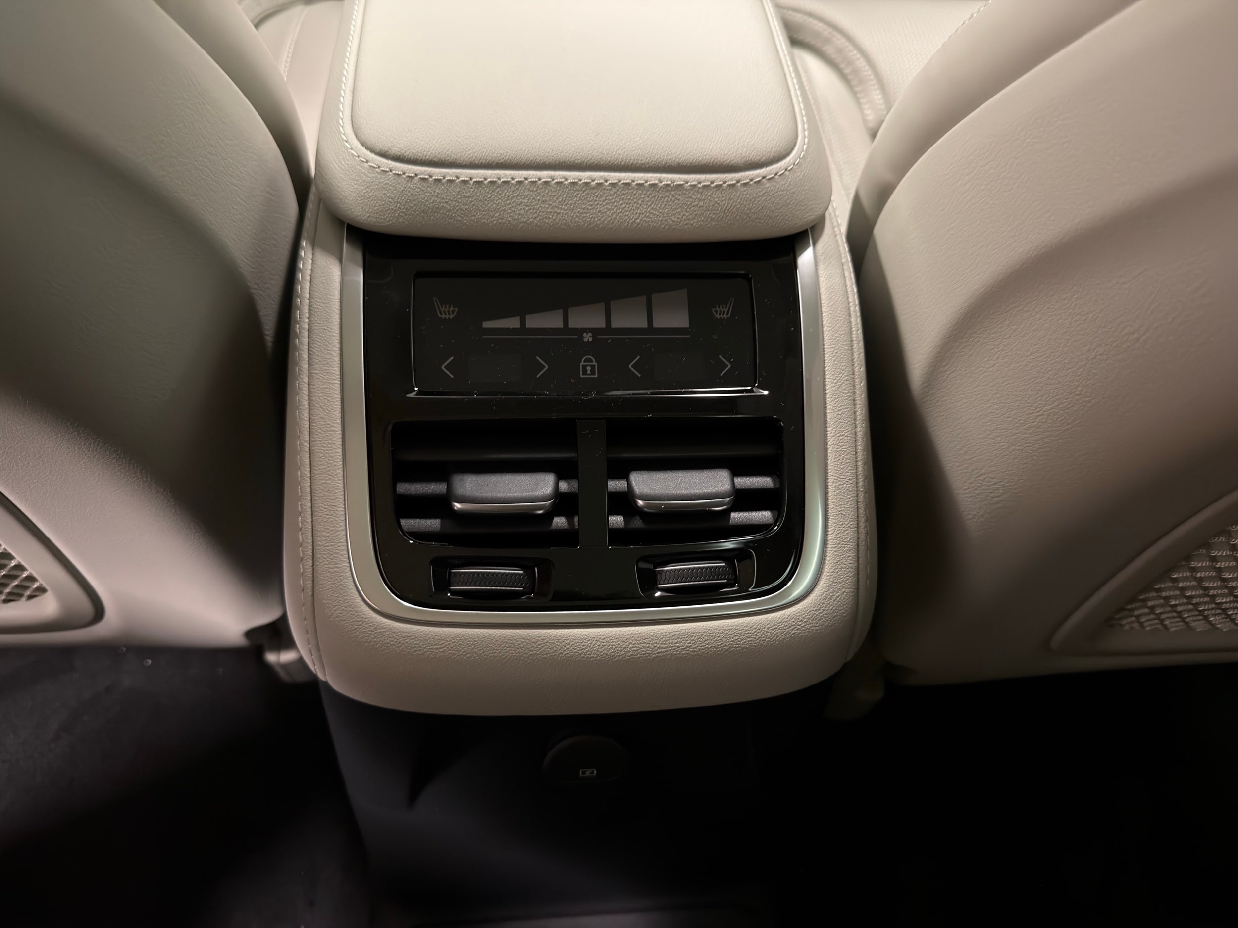 new 2026 Volvo XC90 plug-in hybrid car, priced at $86,200