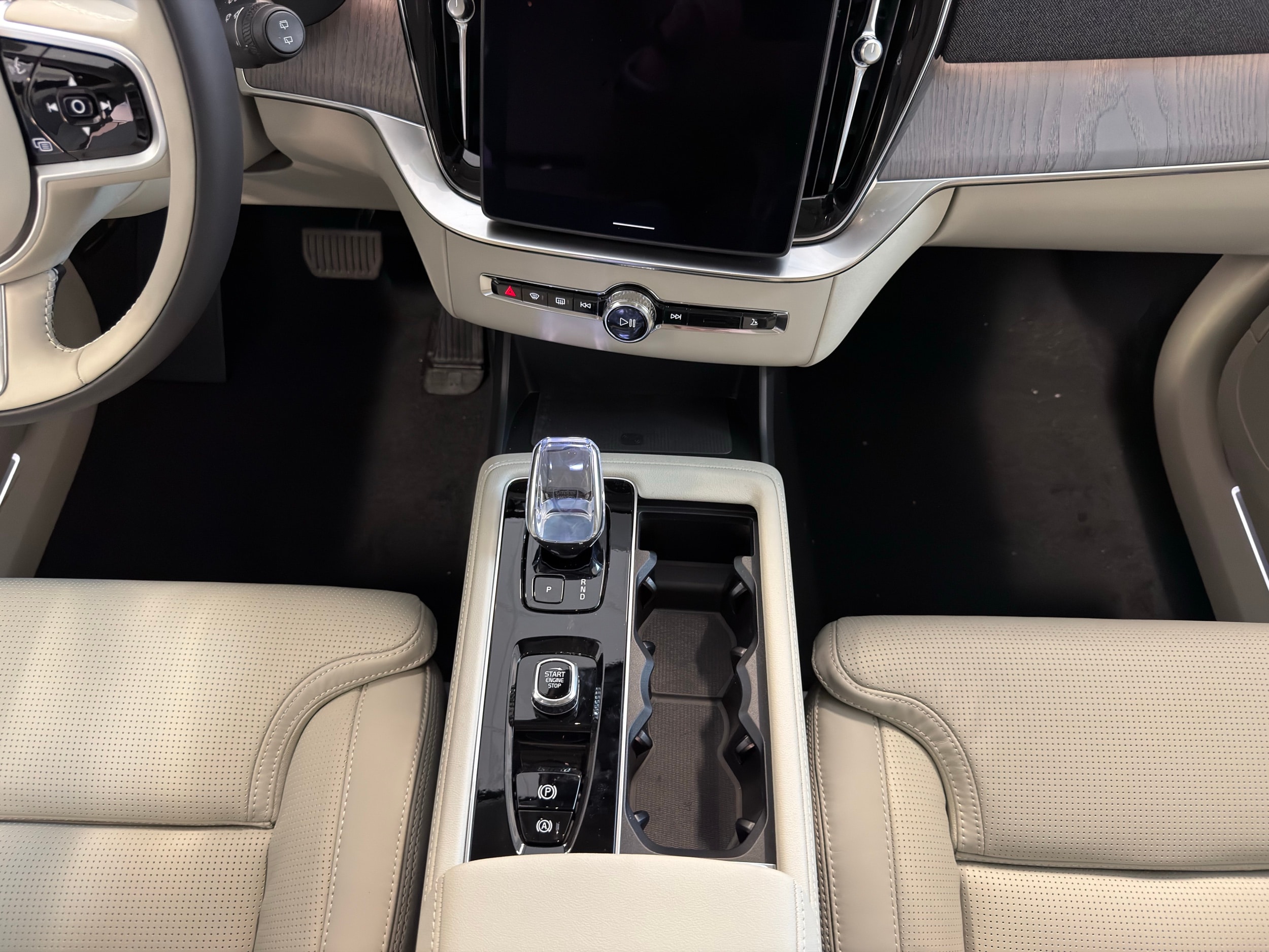 new 2026 Volvo XC90 plug-in hybrid car, priced at $85,625