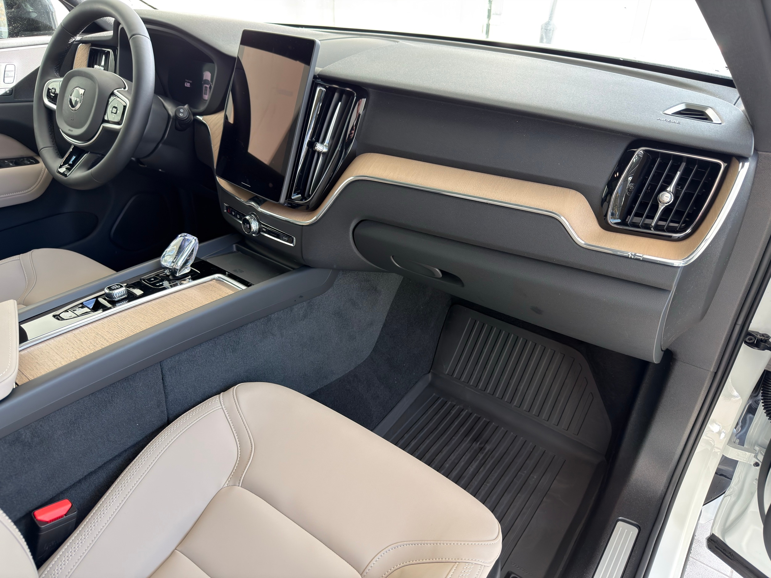 new 2026 Volvo XC60 plug-in hybrid car, priced at $69,285