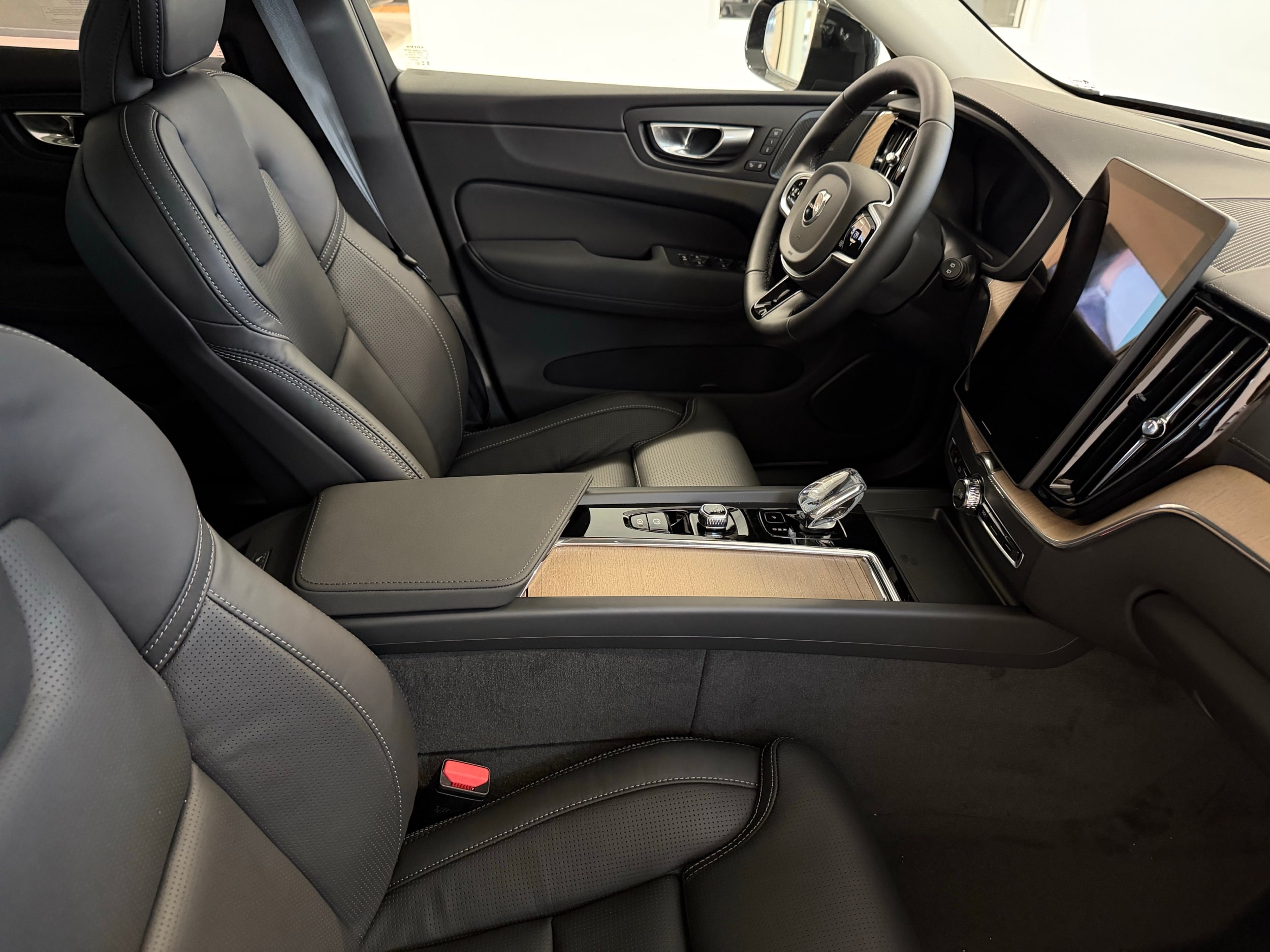 new 2026 Volvo XC60 plug-in hybrid car, priced at $75,235