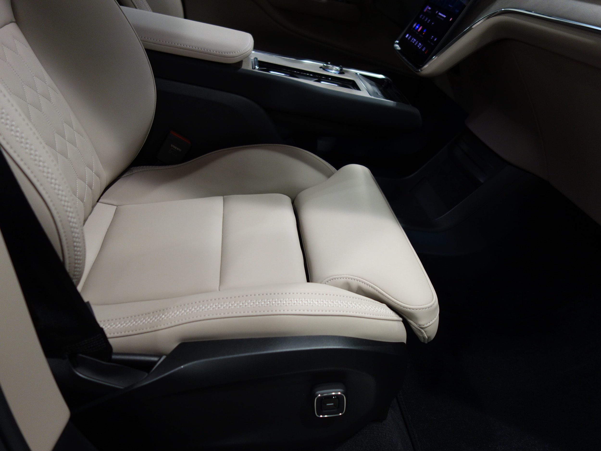 new 2025 Volvo EX90 car, priced at $90,140