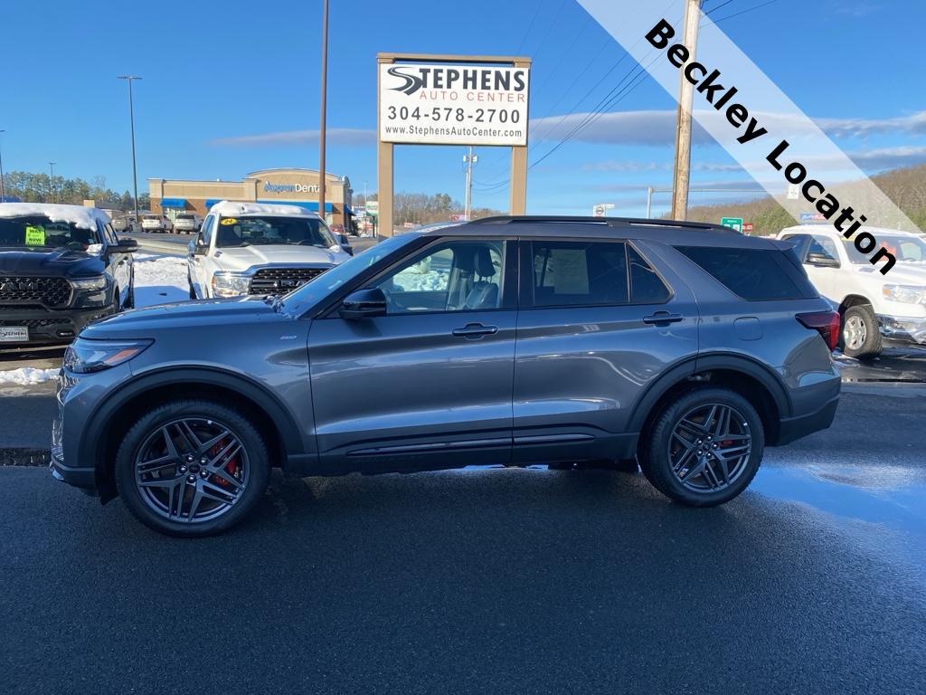 2025 Ford Explorer ST-LINE's photo