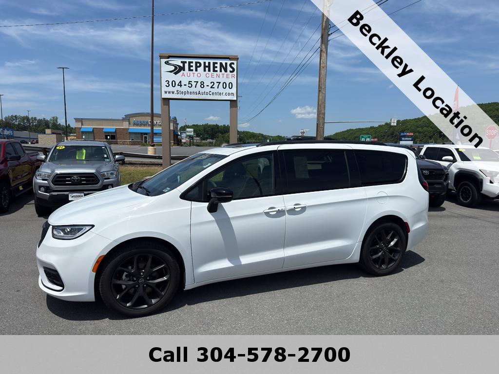2025 Chrysler Pacifica Limited's photo