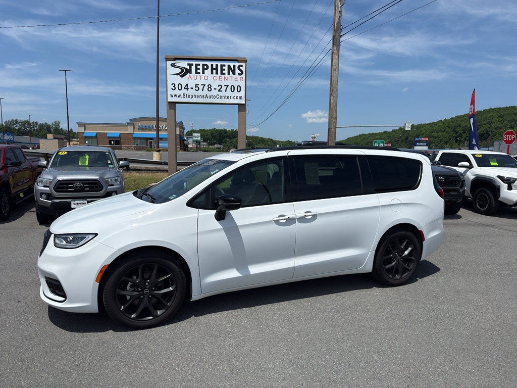 2025 Chrysler Pacifica Limited's photo