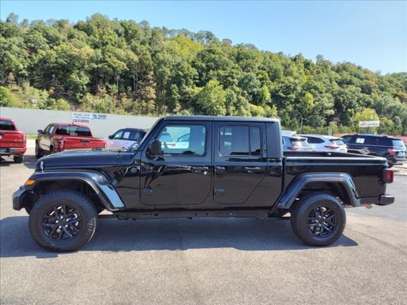 Used 2022 Jeep Gladiator Sport S with VIN 1C6JJTAG4NL166145 for sale in Oak Hill, WV