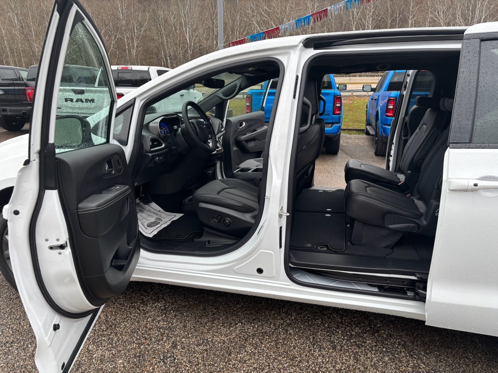 2026 Chrysler Pacifica Select - Photo 7
