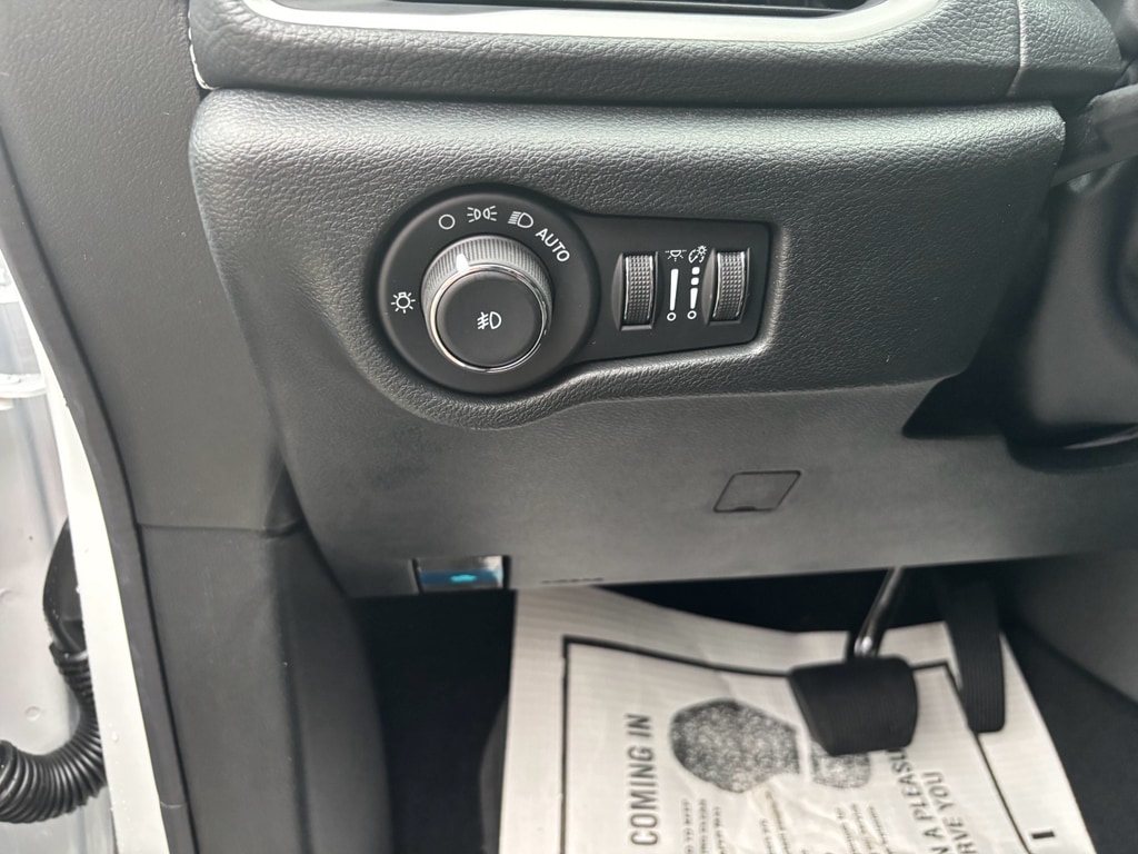 2026 Chrysler Pacifica Select - Photo 13