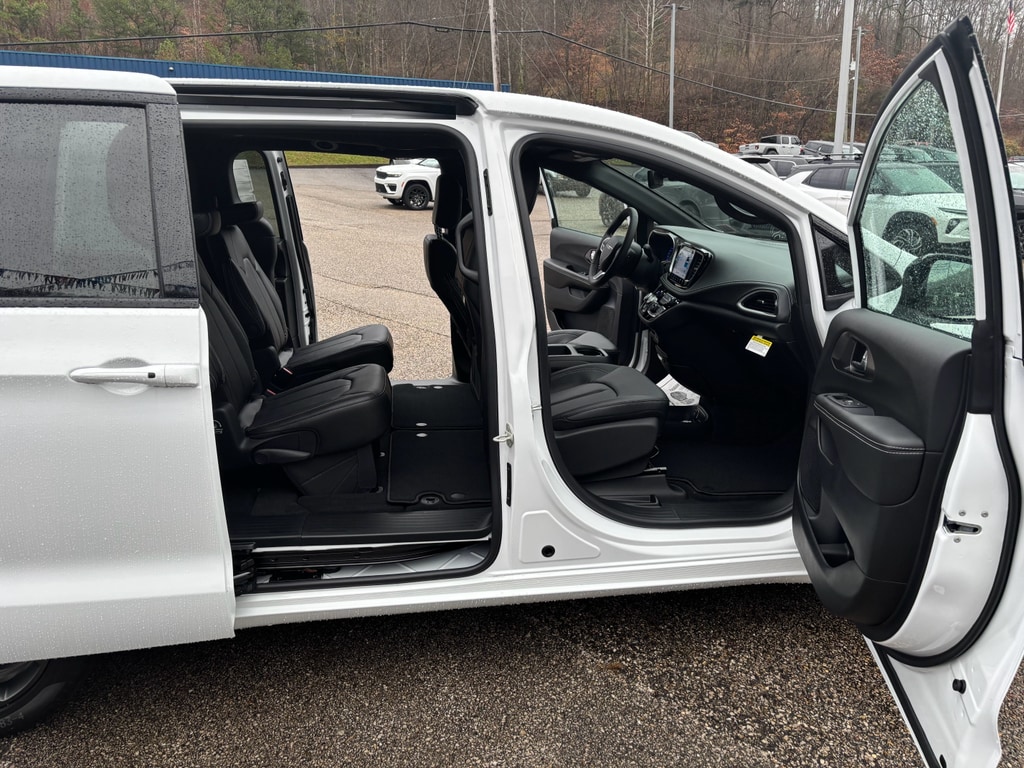 2026 Chrysler Pacifica Select - Photo 11