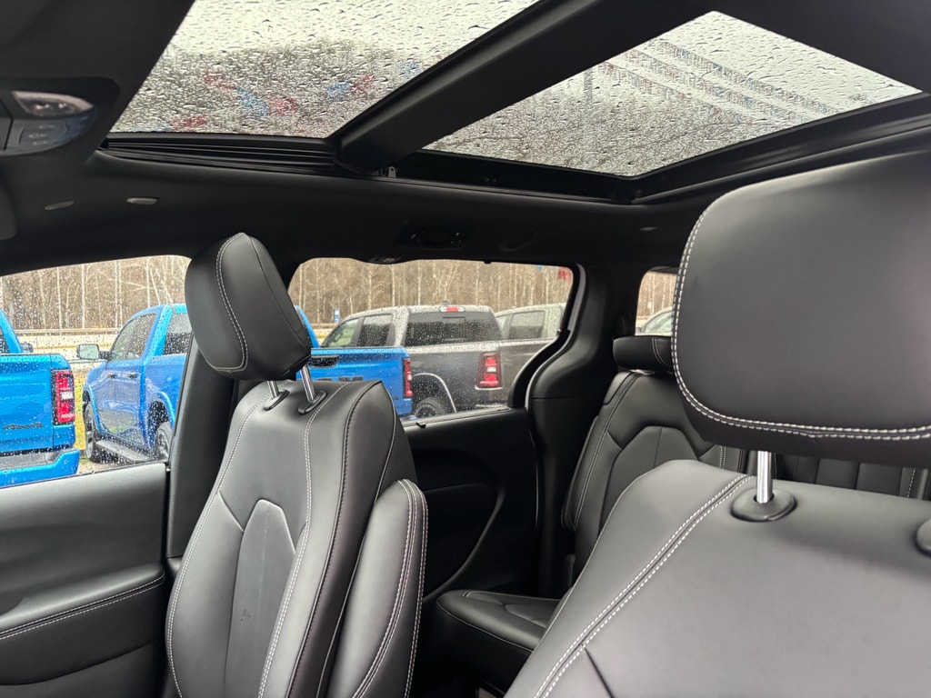 2026 Chrysler Pacifica Select - Photo 14