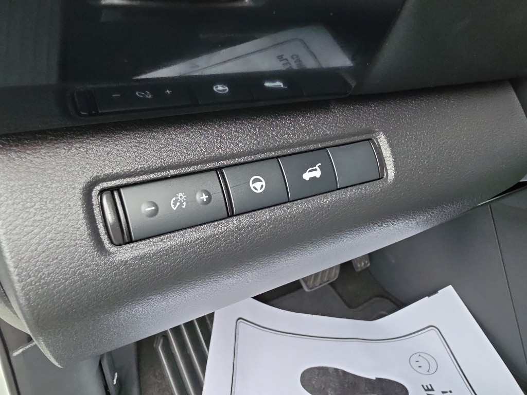 2025 Nissan Pathfinder SV - Photo 16