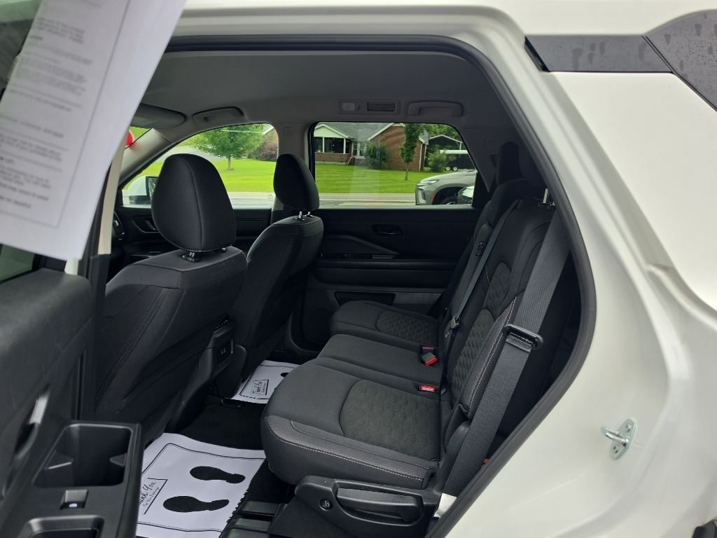 2025 Nissan Pathfinder SV - Photo 10