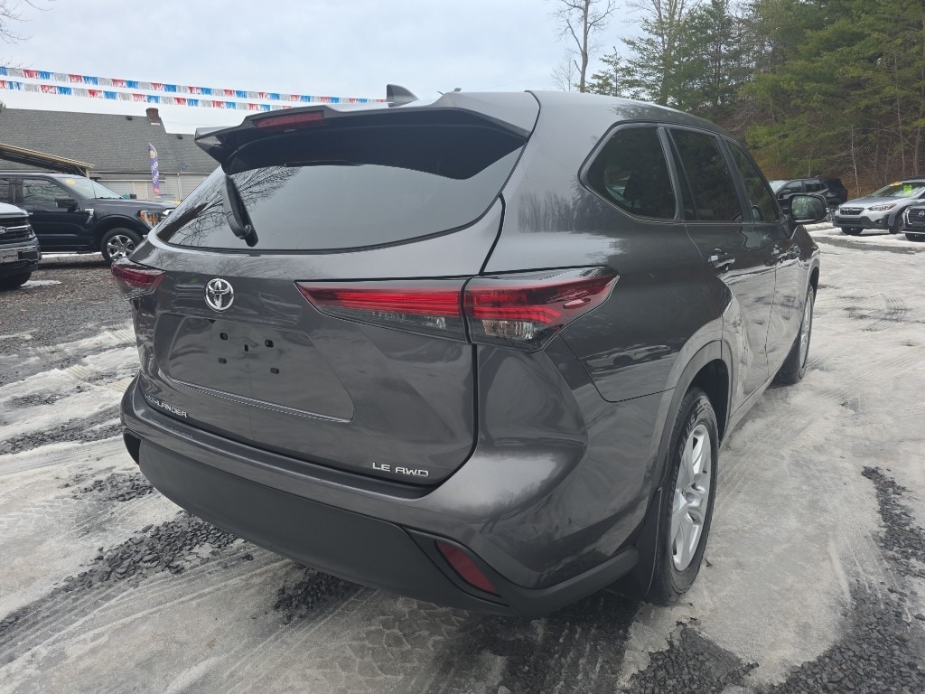 Used 2024 Toyota Highlander LE Sport Utility