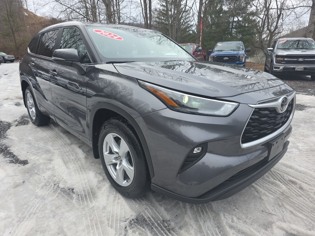 Used 2024 Toyota Highlander LE Sport Utility