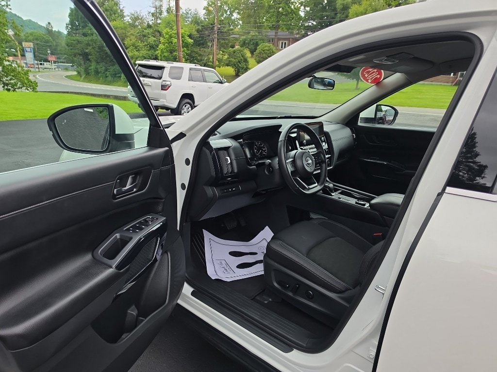 2025 Nissan Pathfinder SV - Photo 14