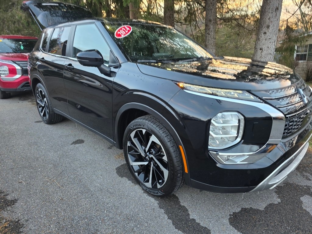 Used 2024 Mitsubishi Outlander SE Black Edition w/Pano Roof S-AWC