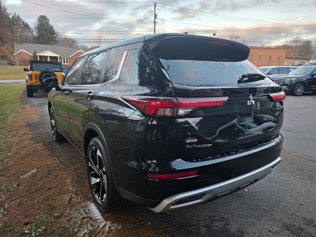 Used 2024 Mitsubishi Outlander SE Black Edition w/Pano Roof S-AWC