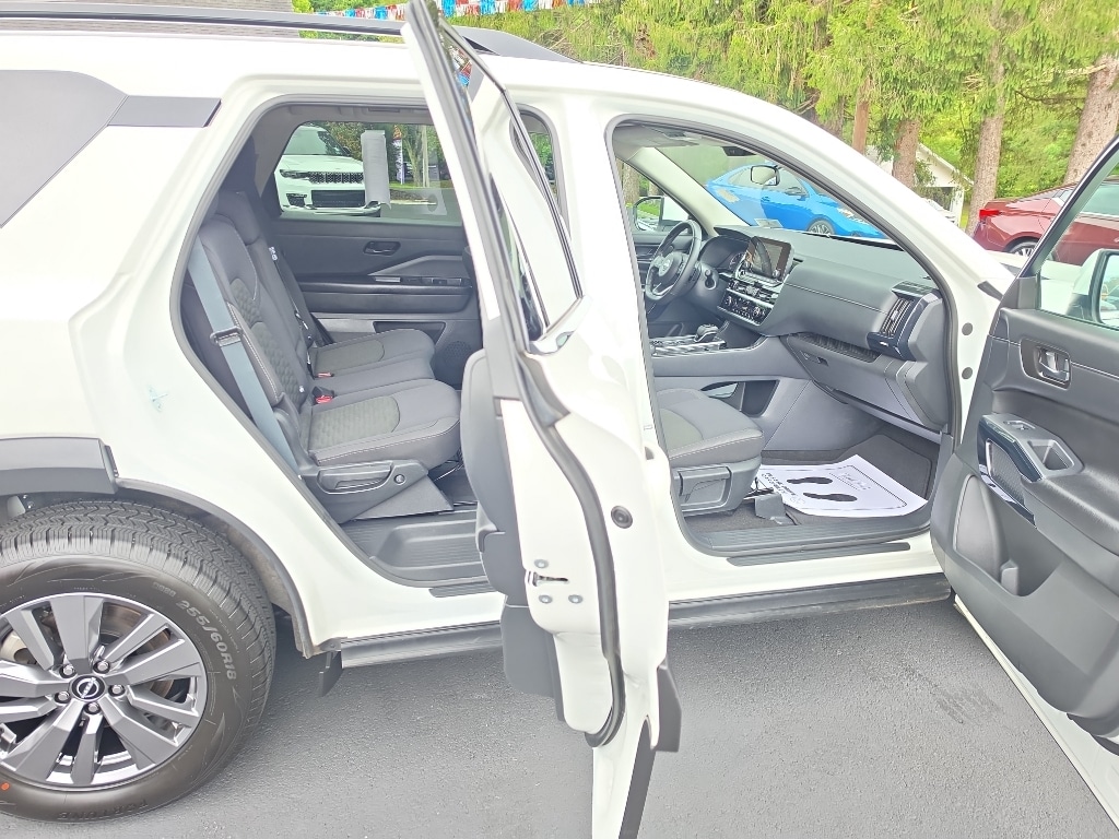 2025 Nissan Pathfinder SV - Photo 7