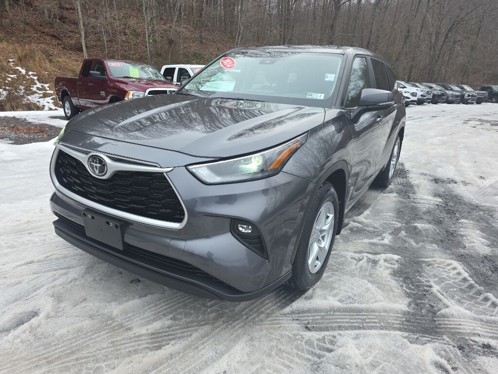 Used 2024 Toyota Highlander LE Sport Utility
