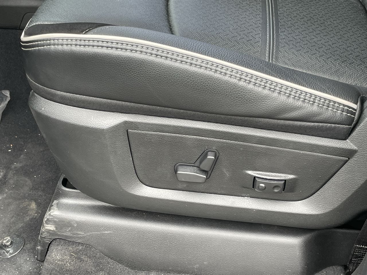 2026 RAM 3500 Laramie - Photo 12