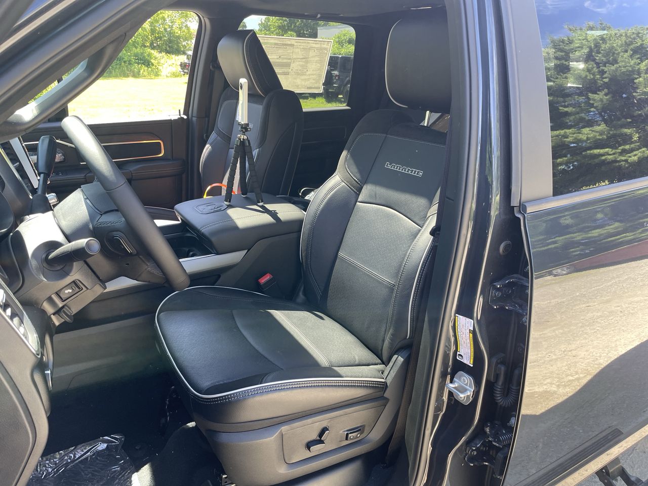 2026 RAM 3500 Laramie - Photo 11
