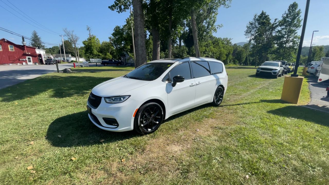 2024 Chrysler Pacifica Touring L S Appearance photo 3
