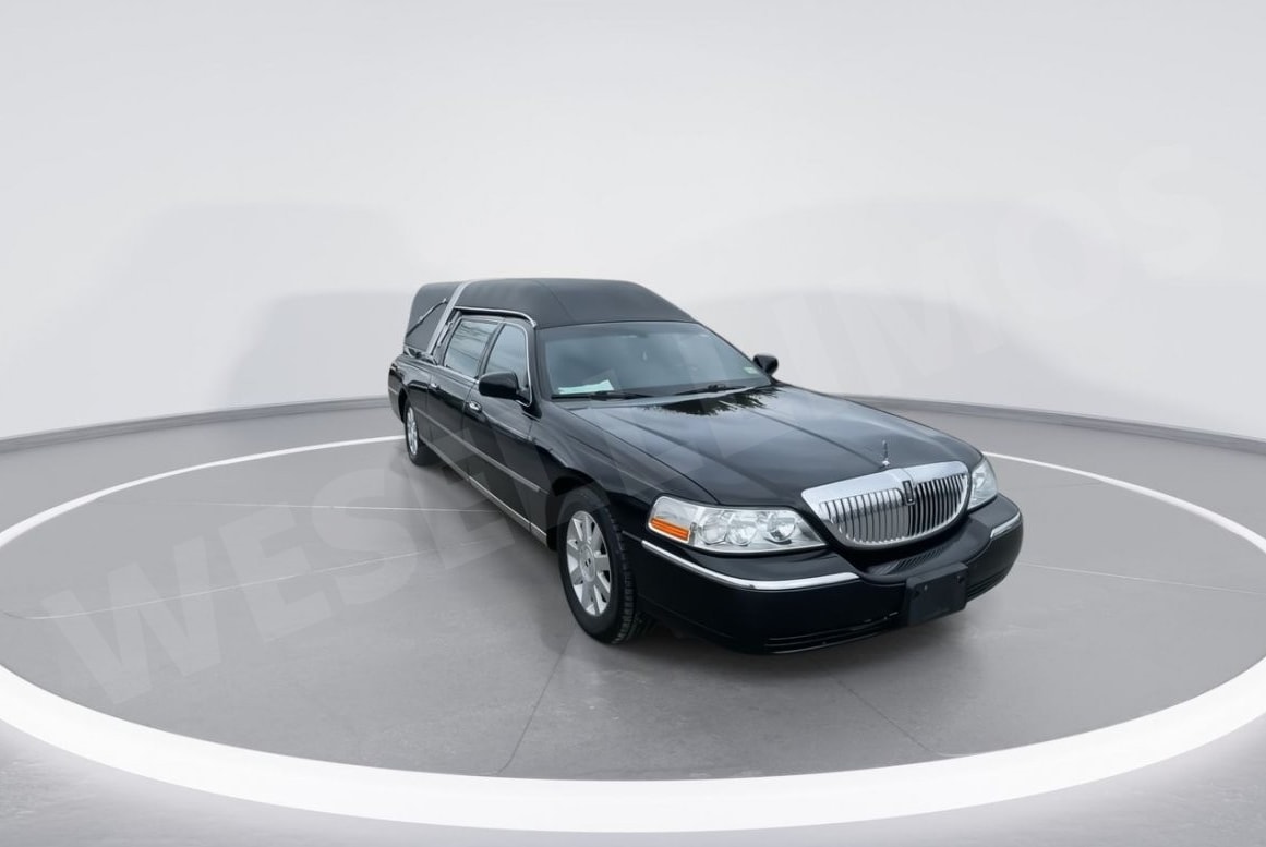 2004 Lincoln Town Car Executive Livery (fleet)'s photo