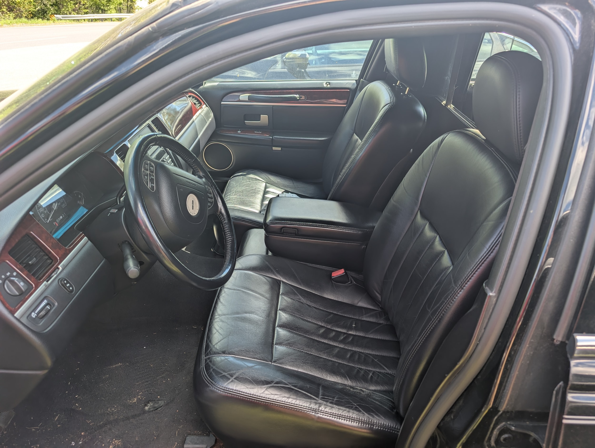View vehicle photo 3