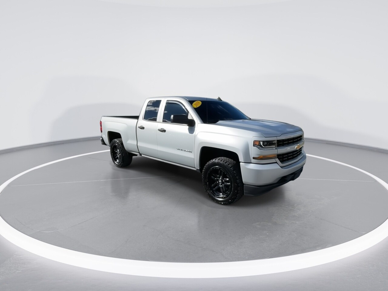 2018 Chevrolet Silverado 1500 Custom photo 2